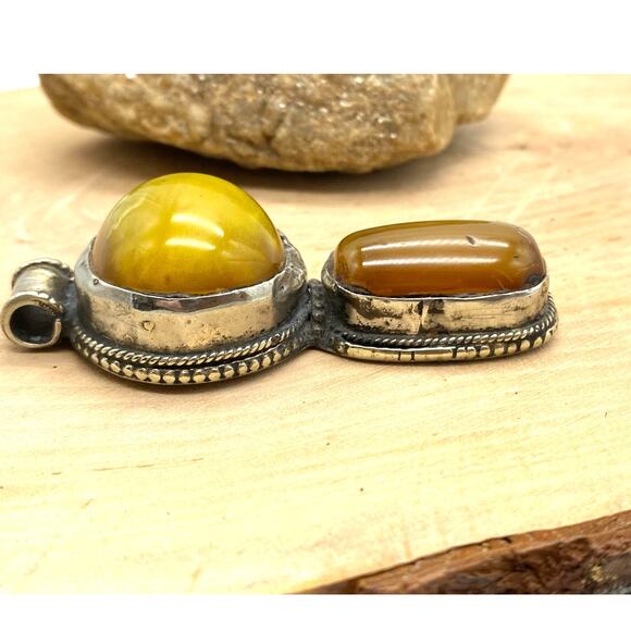 Vintage‎ Tibetan Amber Fish Repousse Two tone Pendant - Picture 3 of 4